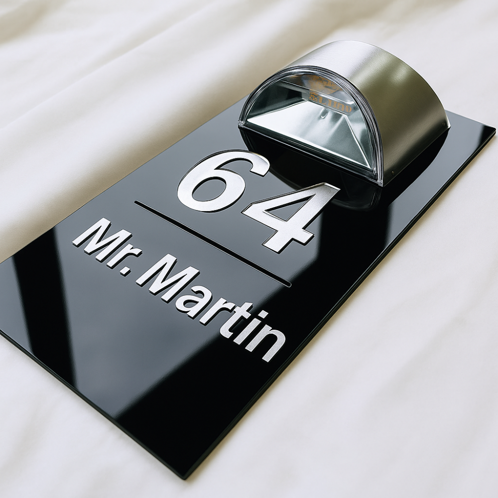 Plaque d’entrée solaire personnalisable noire avec écriture argentée – Lumineuse et résistante extérieur